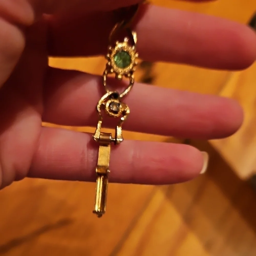 Elegant Vintage Look Gold Tone and Green Gemstone Bracelet